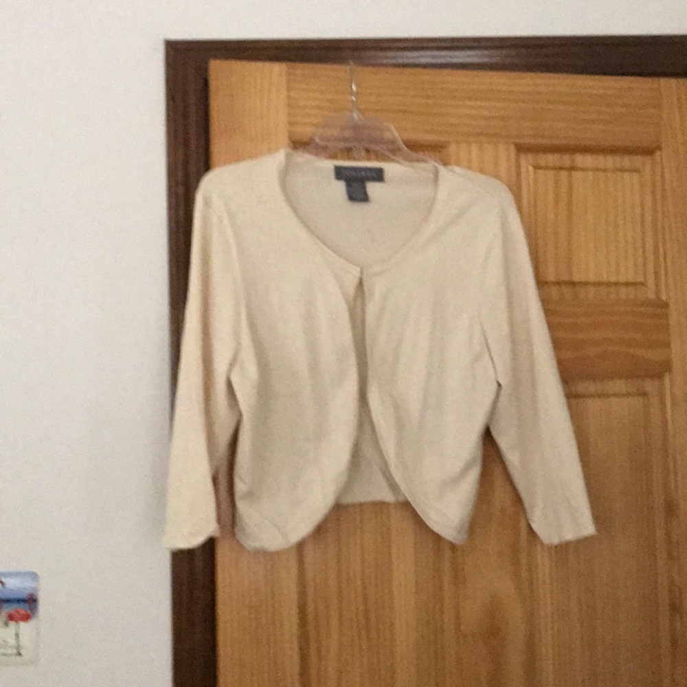 Cream shrug with top closure